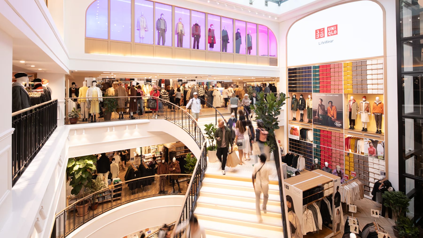 For Japanese Shoppers, Uniqlo Is a Feel-Good Commodity