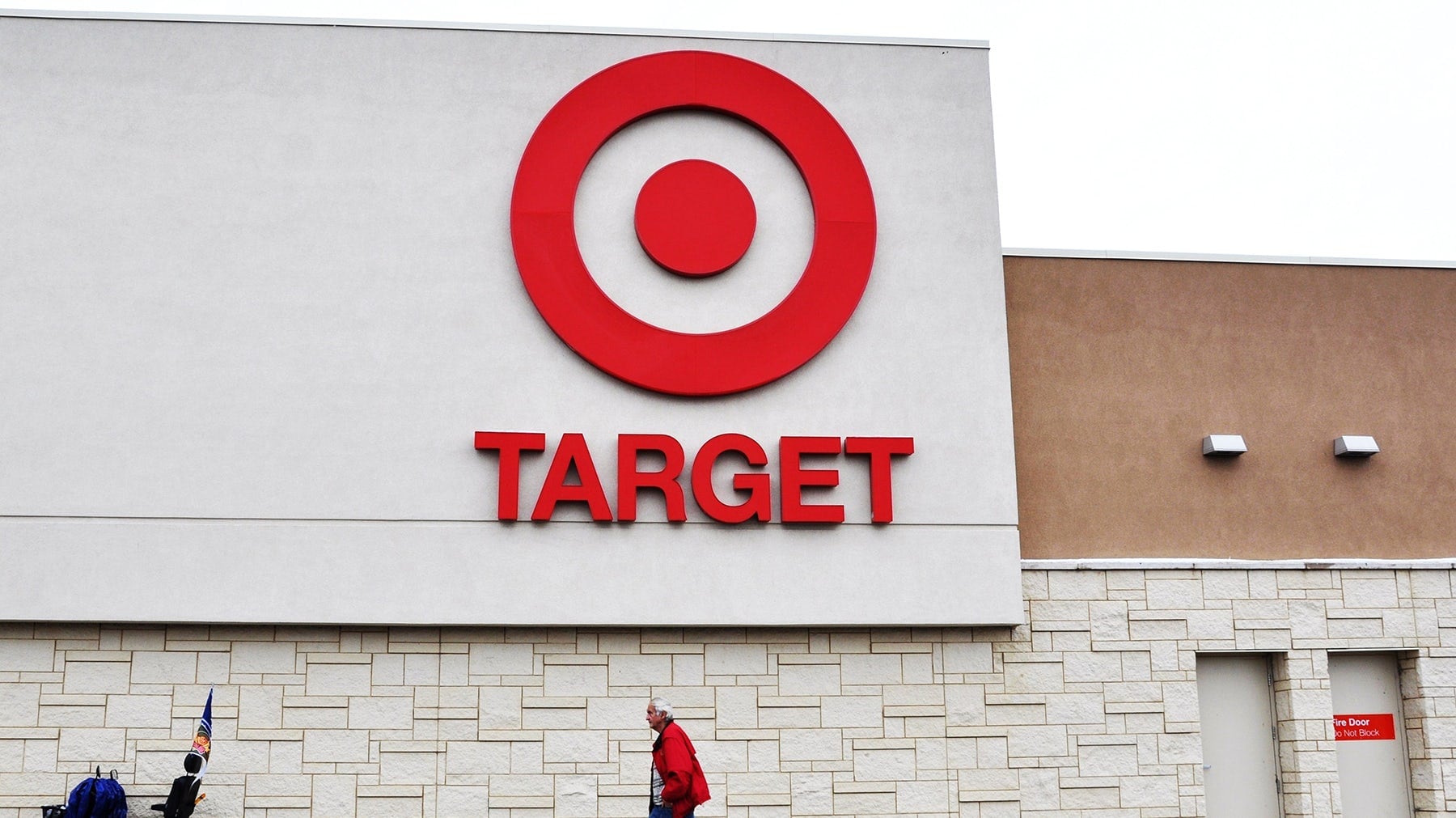 Target Cuts Sales Forecast on Shopper Pullback, Tariff Hit